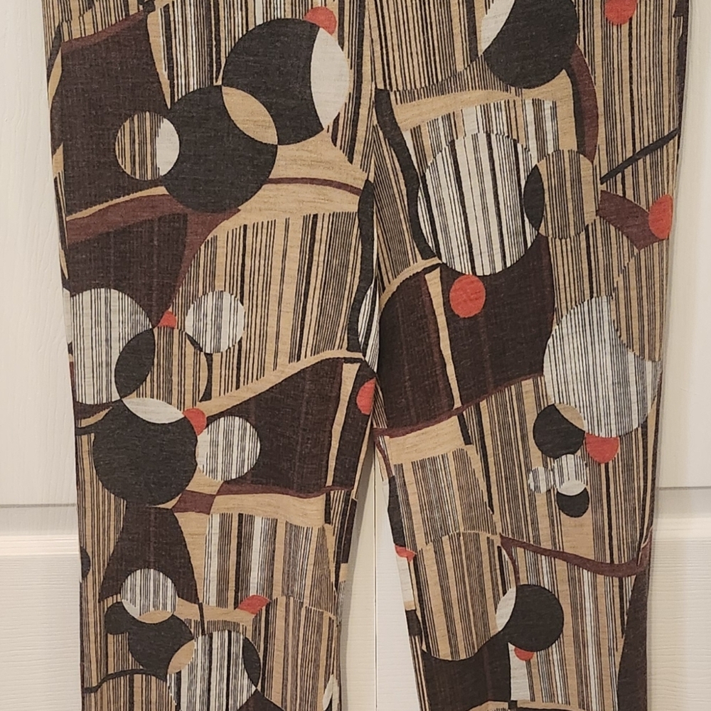 08 Ladies wide-leg trousers with a distinct brown, black, white, geometric